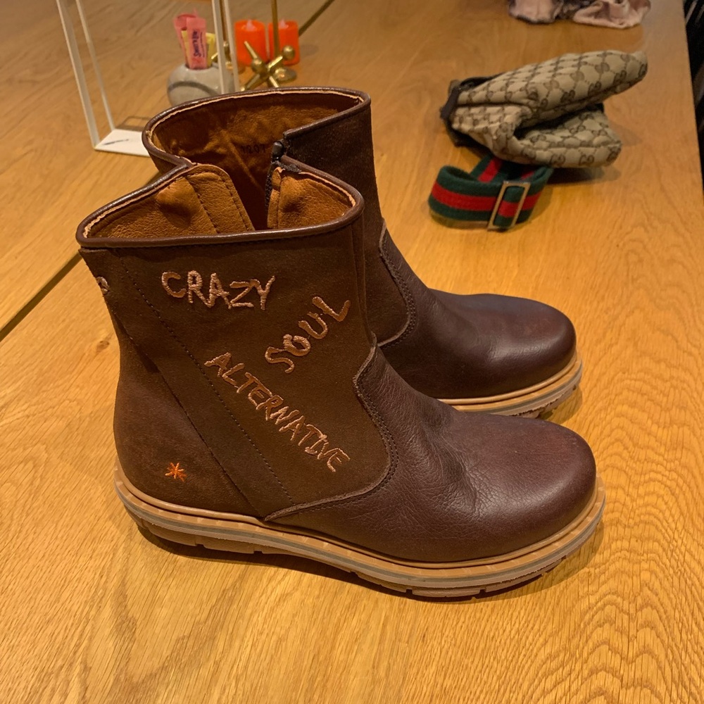 The Art Company brown boots